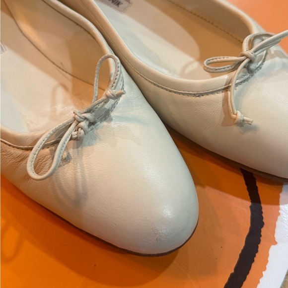 Manolo Blahnik Cream Leather Ballet Flats with Bow Accent - Picture 9 of 13